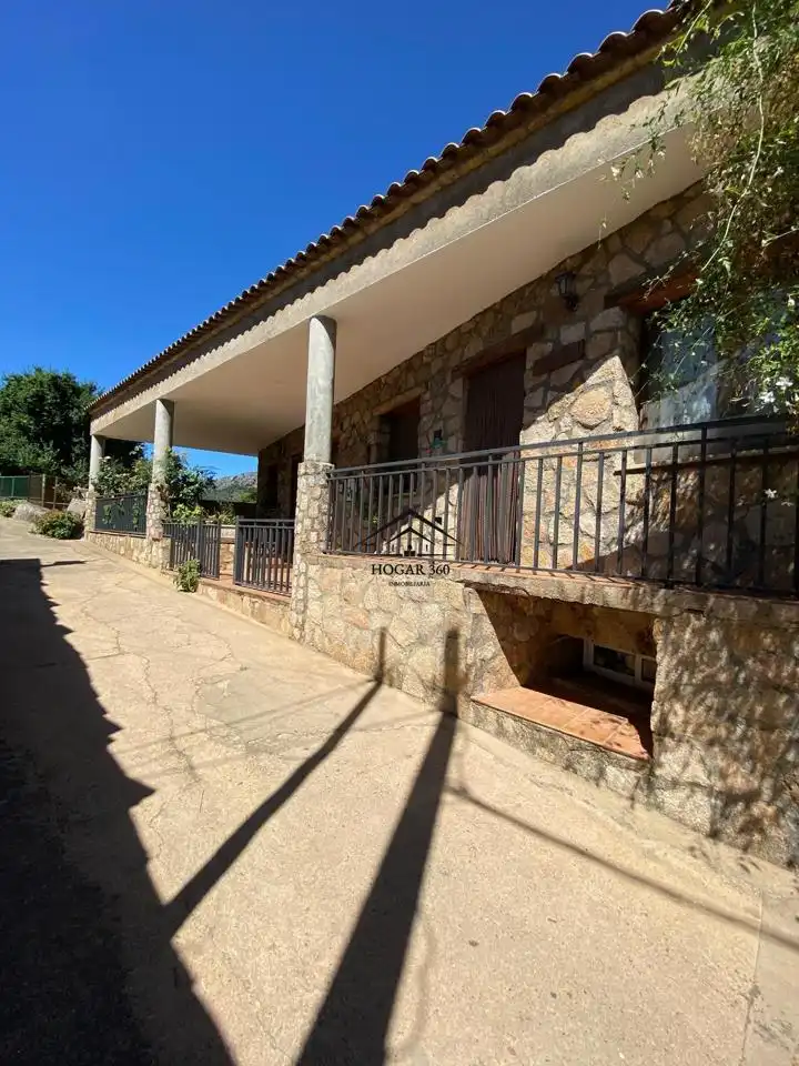 Vista exterior de Finca rústica en venda en Valencia de Alcántara amb Jardí privat, Terrassa i Piscina
