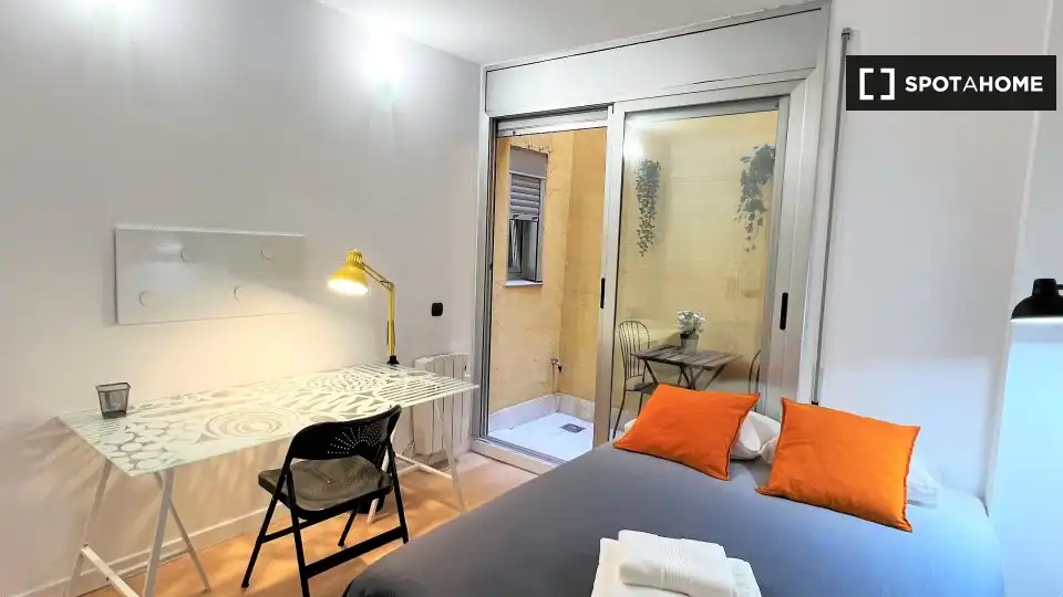 Bedroom of Flat for share in Barcelona  with Air Conditioner, Heating and Furnished