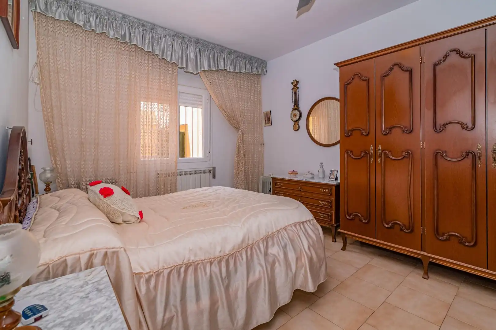 Dormitori de Casa o xalet en venda en Baza amb Aire condicionat, Calefacció i Jardí privat