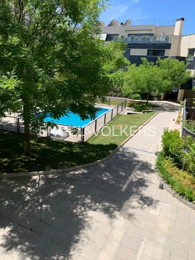 Schwimmbecken von Wohnung zur Miete in Madrid mit Klimaanlage, Heizung und Privatgarten