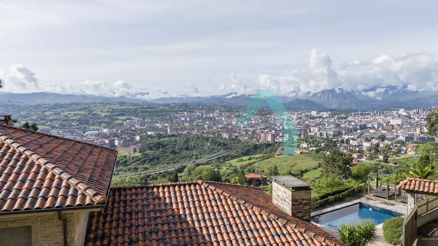 Vista exterior de Casa o chalet en venta en Oviedo  con Calefacción, Jardín privado y Parquet