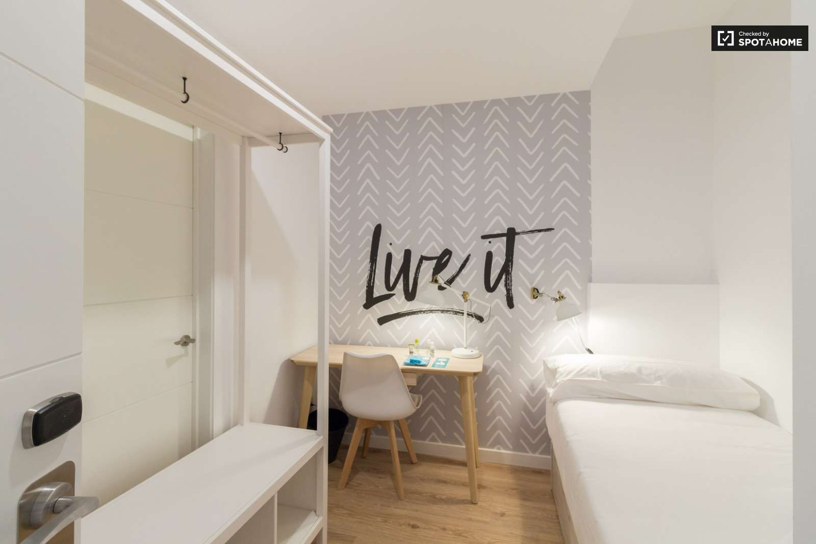 Bedroom of Flat to share in  Barcelona Capital  with Air Conditioner and Terrace