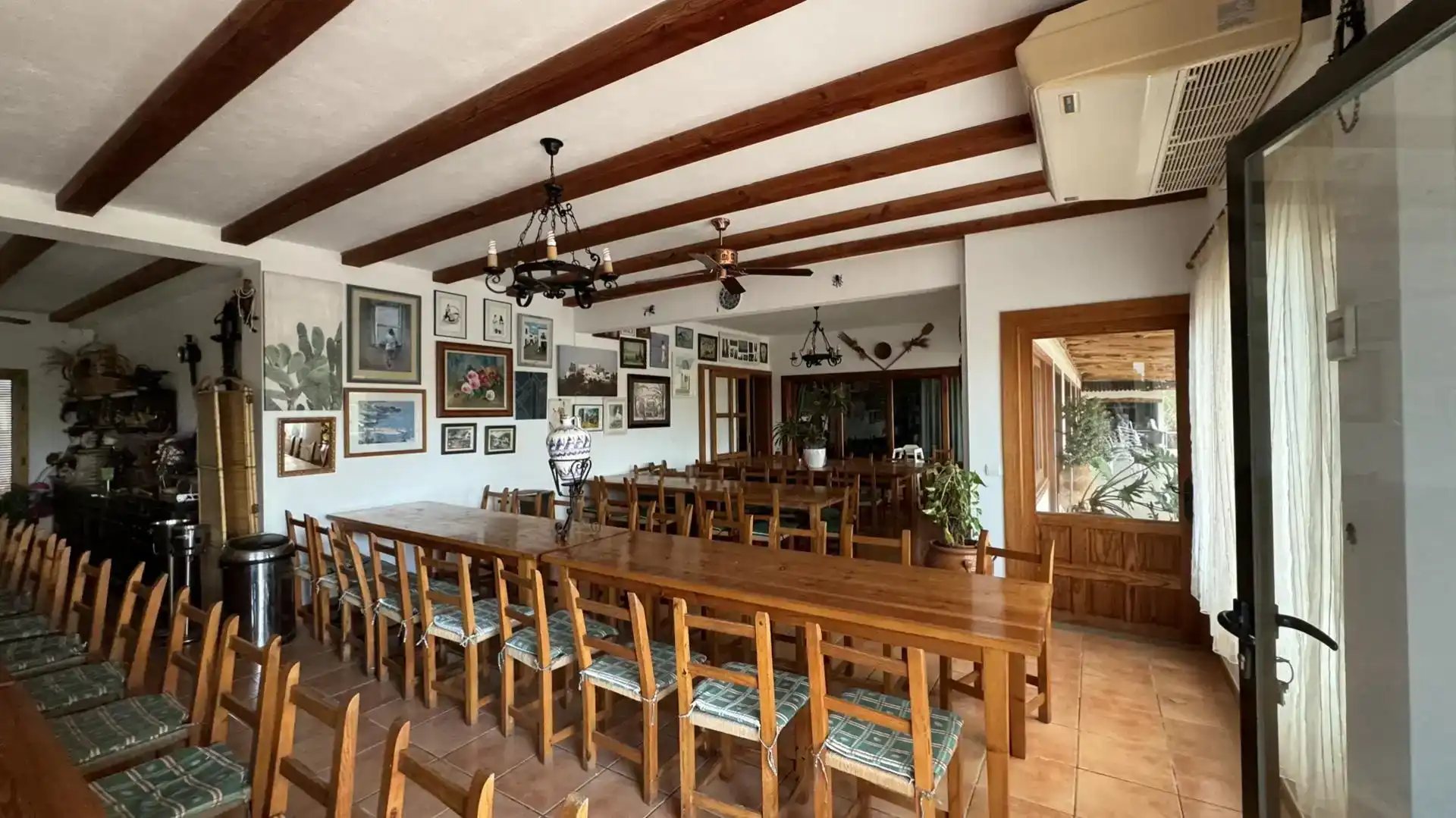 Esszimmer von Geschaftsraum zur Miete in Santa Eulària des Riu mit Klimaanlage