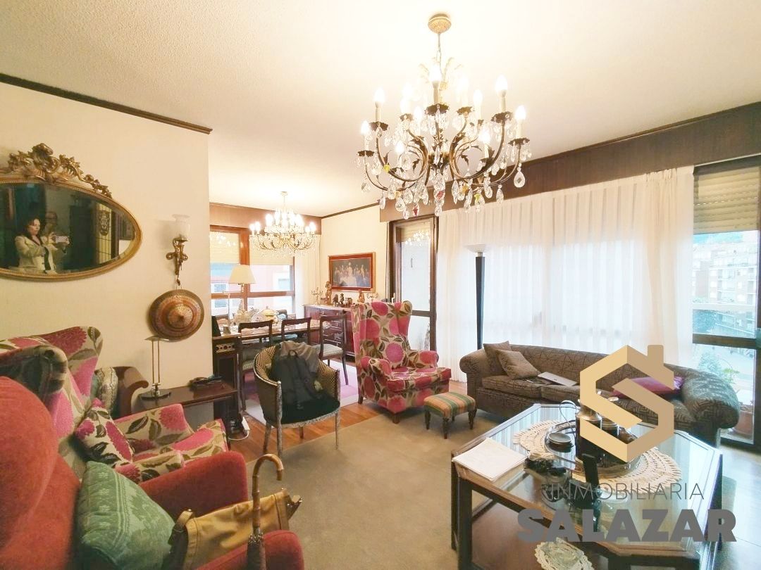 Sala d'estar de Pis en venda en Bilbao  amb Calefacció, Traster i Balcó