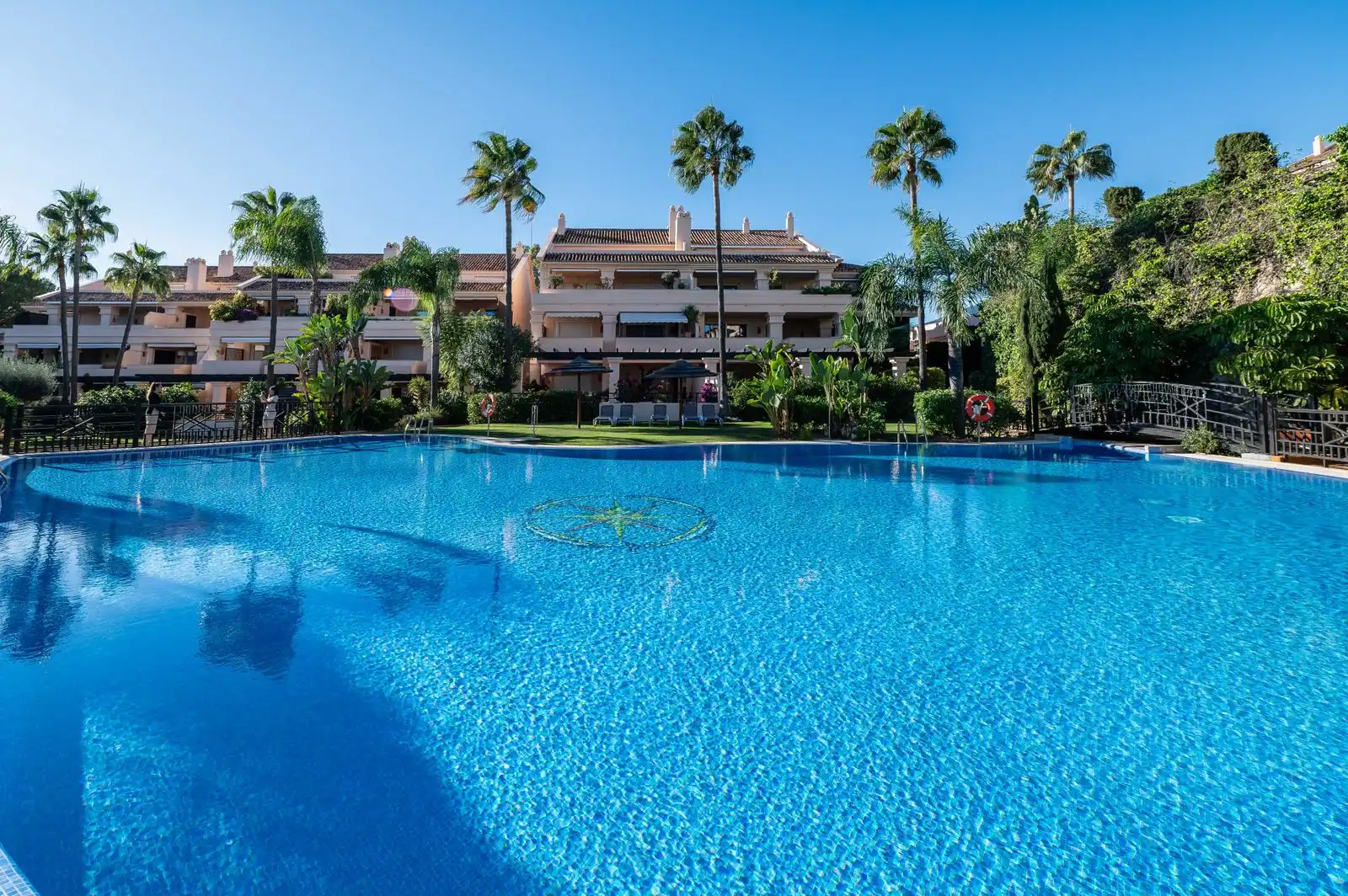 Piscina de Ático en venta en Marbella con Terraza, Trastero y Amueblado