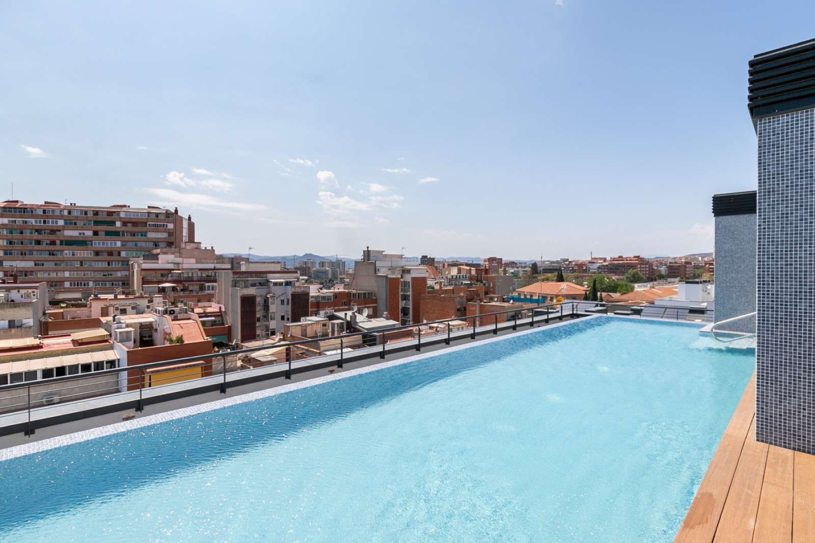 Piscina de Apartament per a compartir en L'Hospitalet de Llobregat amb Aire condicionat i Terrassa