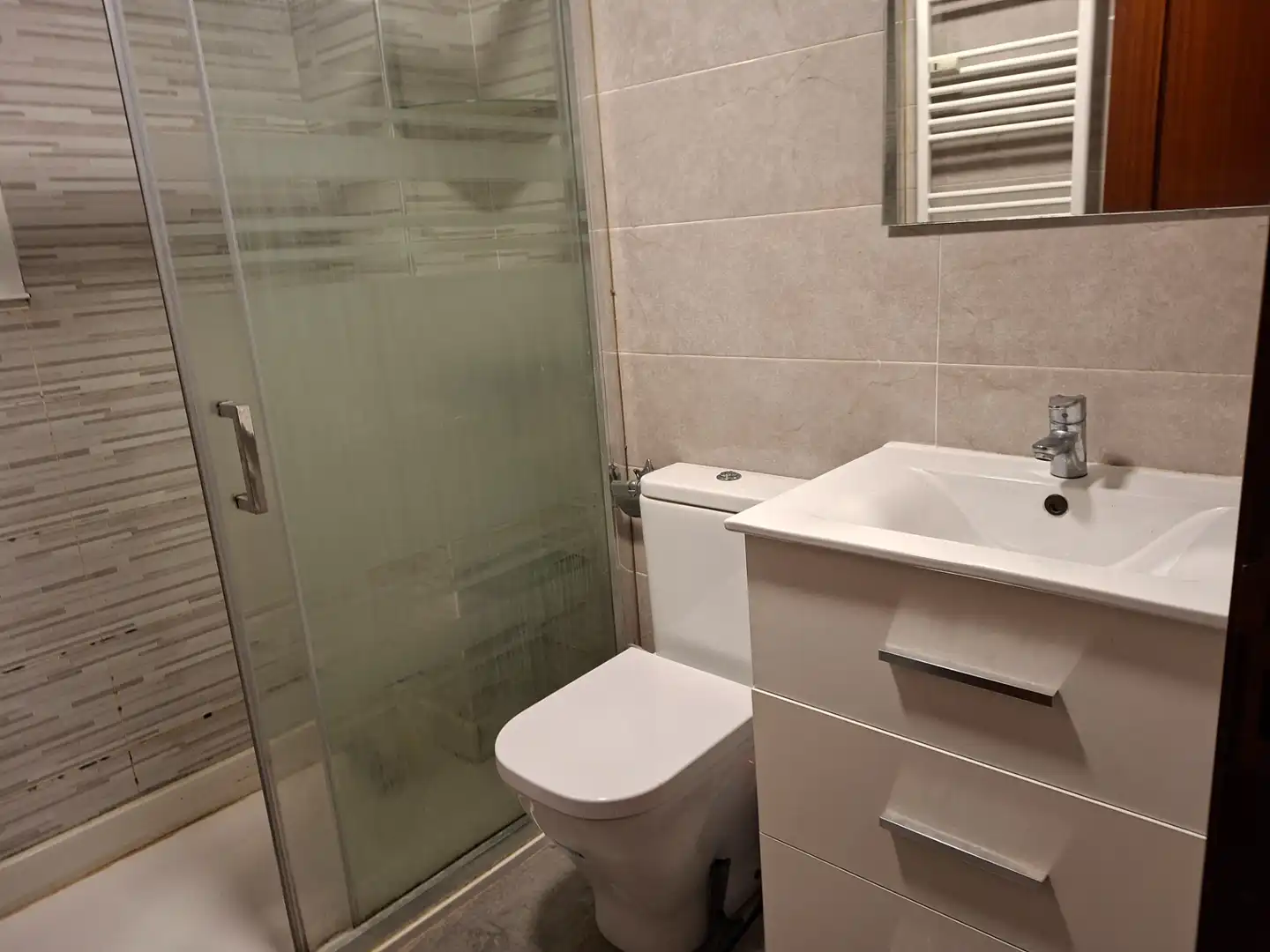 Baño de Piso de alquiler en Avilés con Calefacción, Parquet y Horno