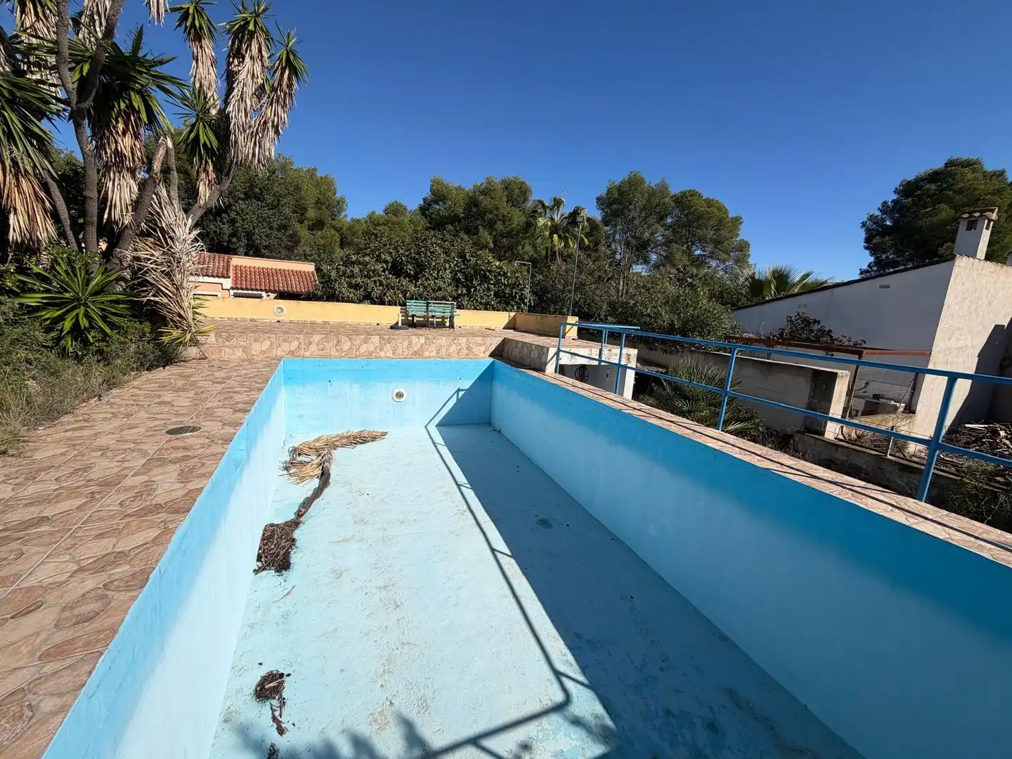 Schwimmbecken von Einfamilien-Reihenhaus zum Verkauf in Olocau mit Privatgarten, Terrasse und Schwimmbad