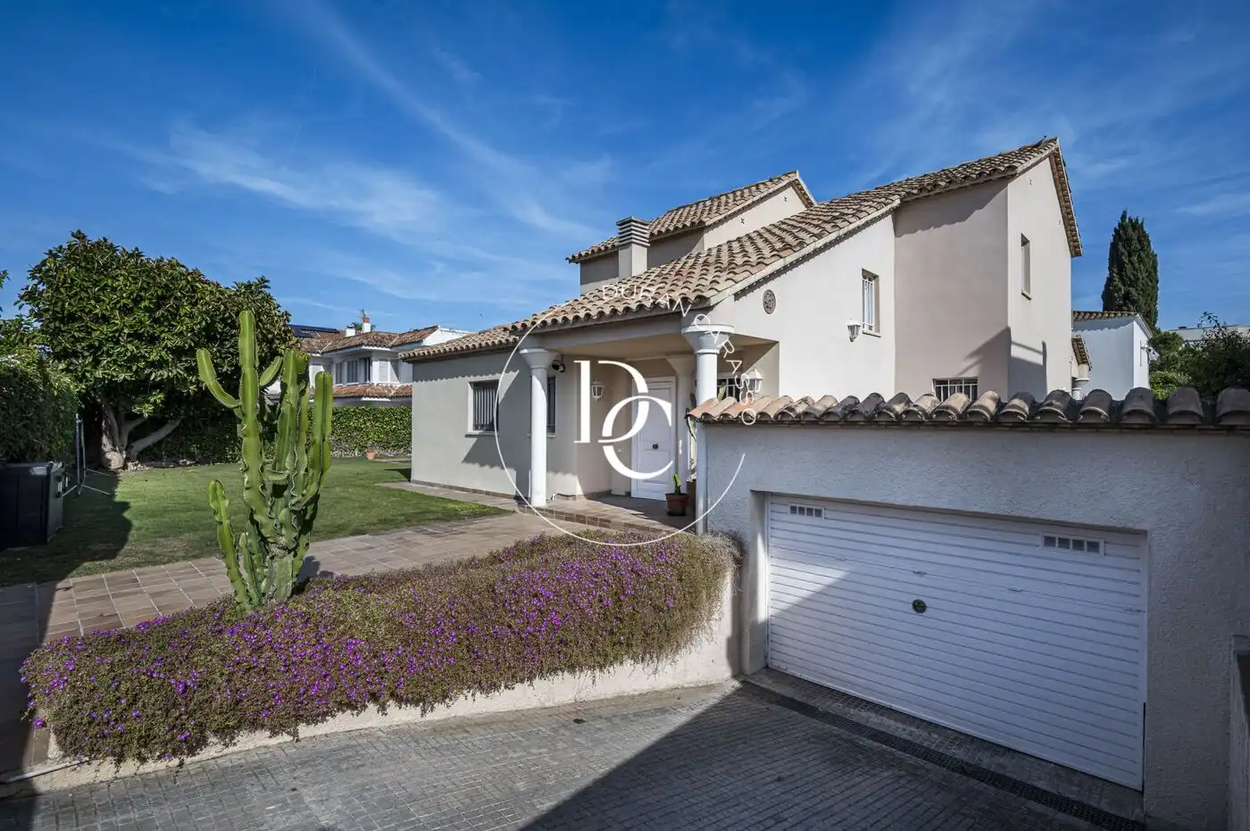 Vista exterior de Casa o xalet de lloguer en Sitges amb Aire condicionat, Calefacció i Jardí privat