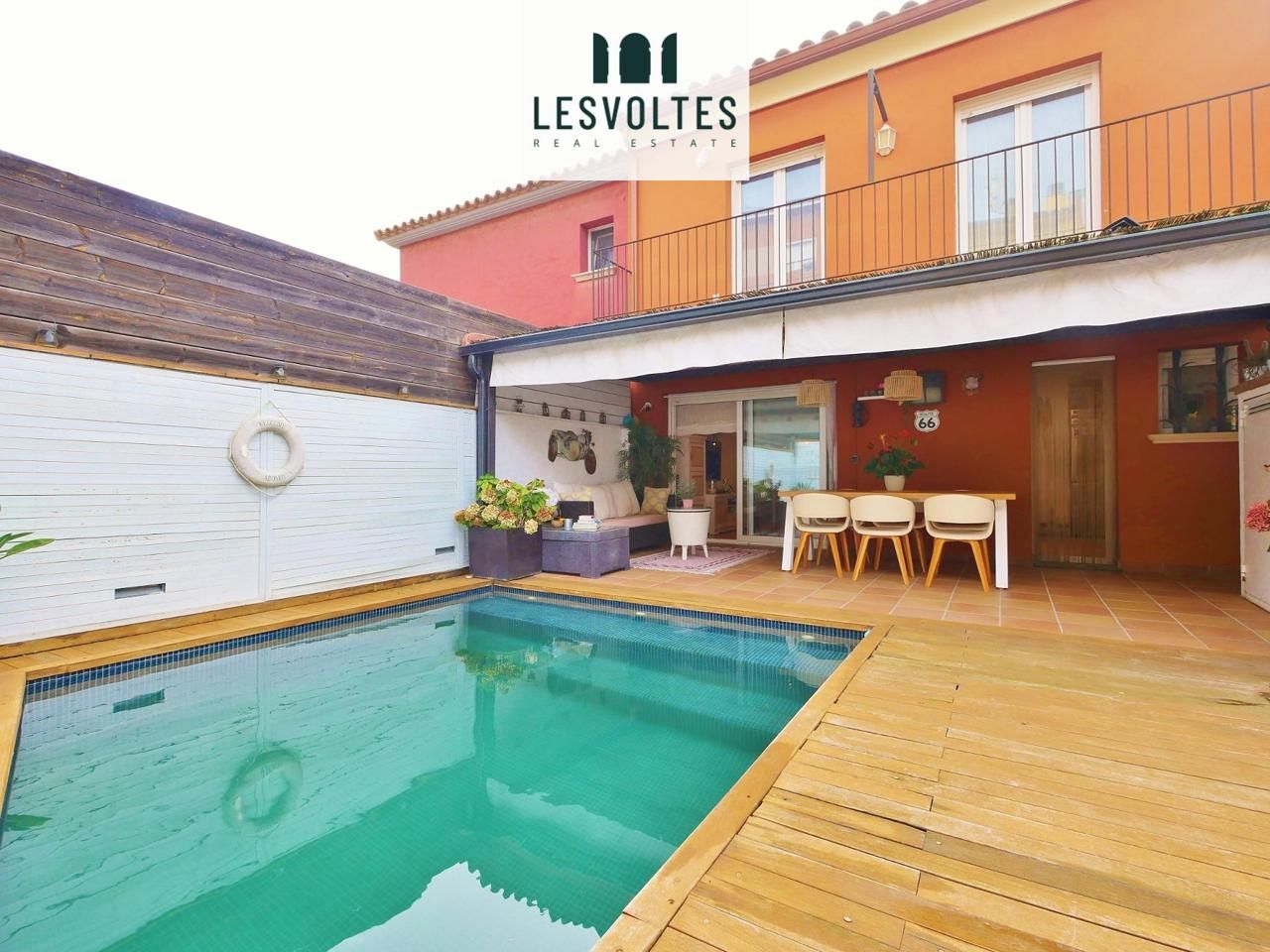 Vista exterior de Casa adosada en venda en Palafrugell amb Aire condicionat, Calefacció i Jardí privat