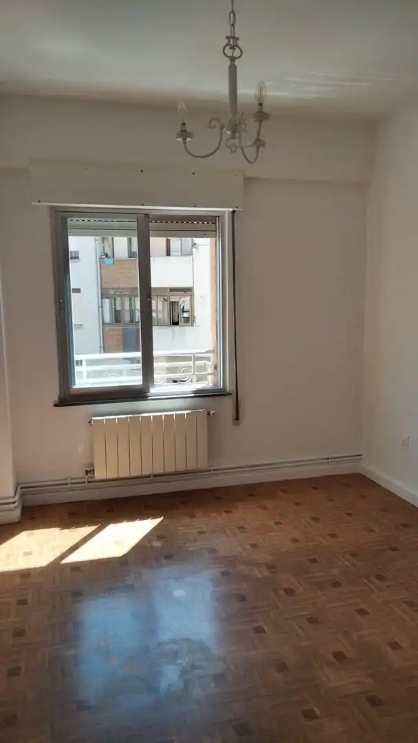 Habitación de Piso de alquiler en Torrelavega  con Amueblado