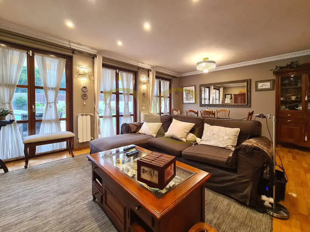 Sala de estar de Casa o chalet en venta en Noreña con Calefacción, Jardín privado y Terraza
