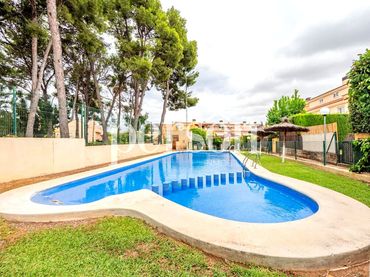 Xalet amb piscina en venda a Campolivar