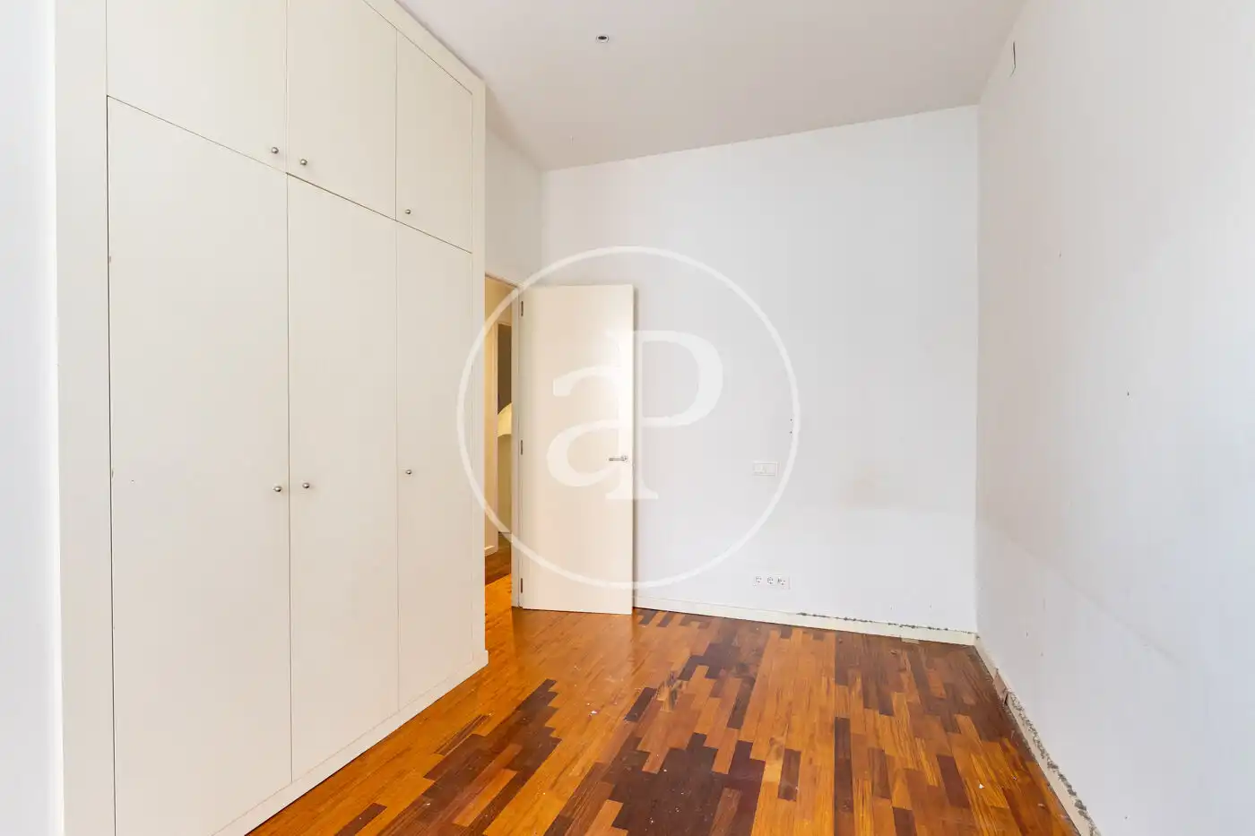 Habitación de Casa adosada en venta en Barcelona con Calefacción, Jardín privado y Terraza