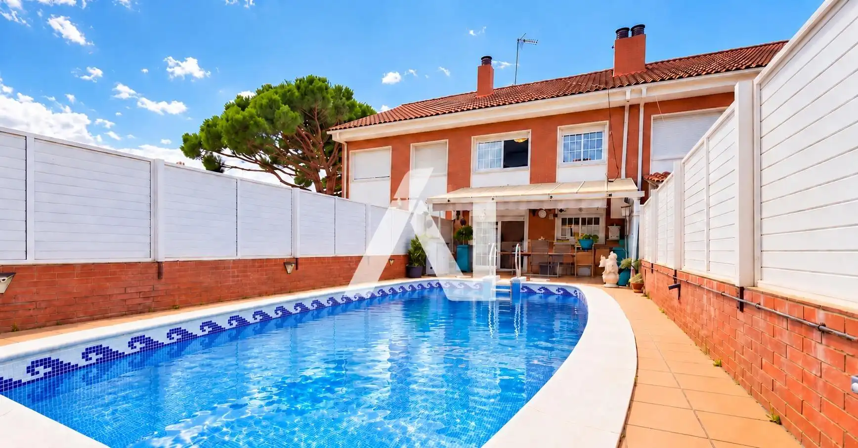Semi-detached house with pool for sale in Zona Alta