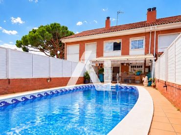 Semi-detached house with pool for sale in Zona Alta