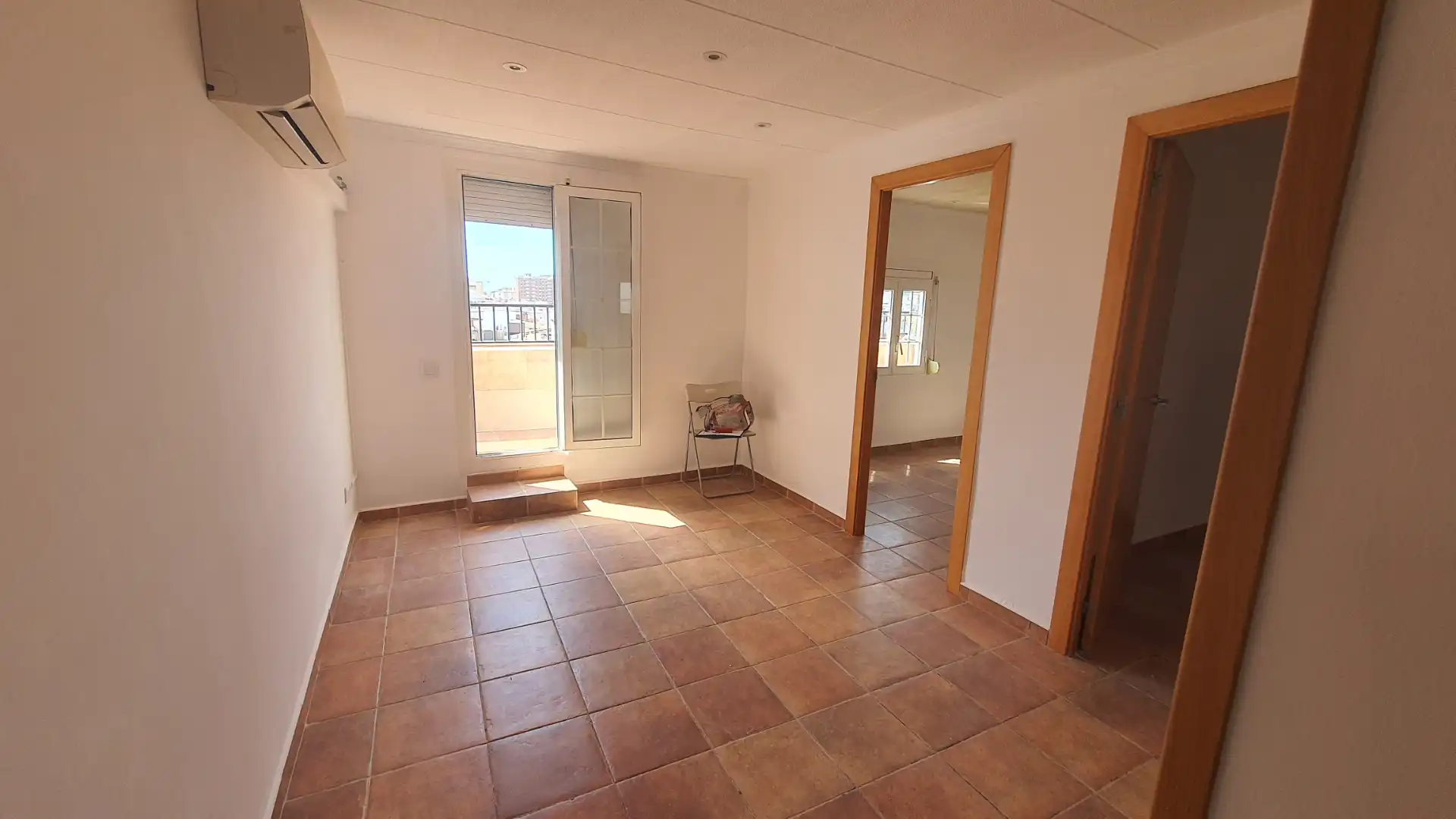 Vista exterior de Àtic en venda en L'Hospitalet de Llobregat amb Aire condicionat, Calefacció i Terrassa