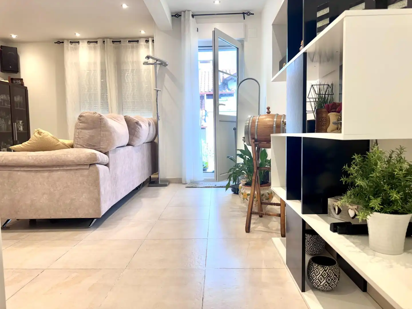 Wohnzimmer von Erdgeschoss zum Verkauf in El Astillero   mit Heizung, Privatgarten und Terrasse