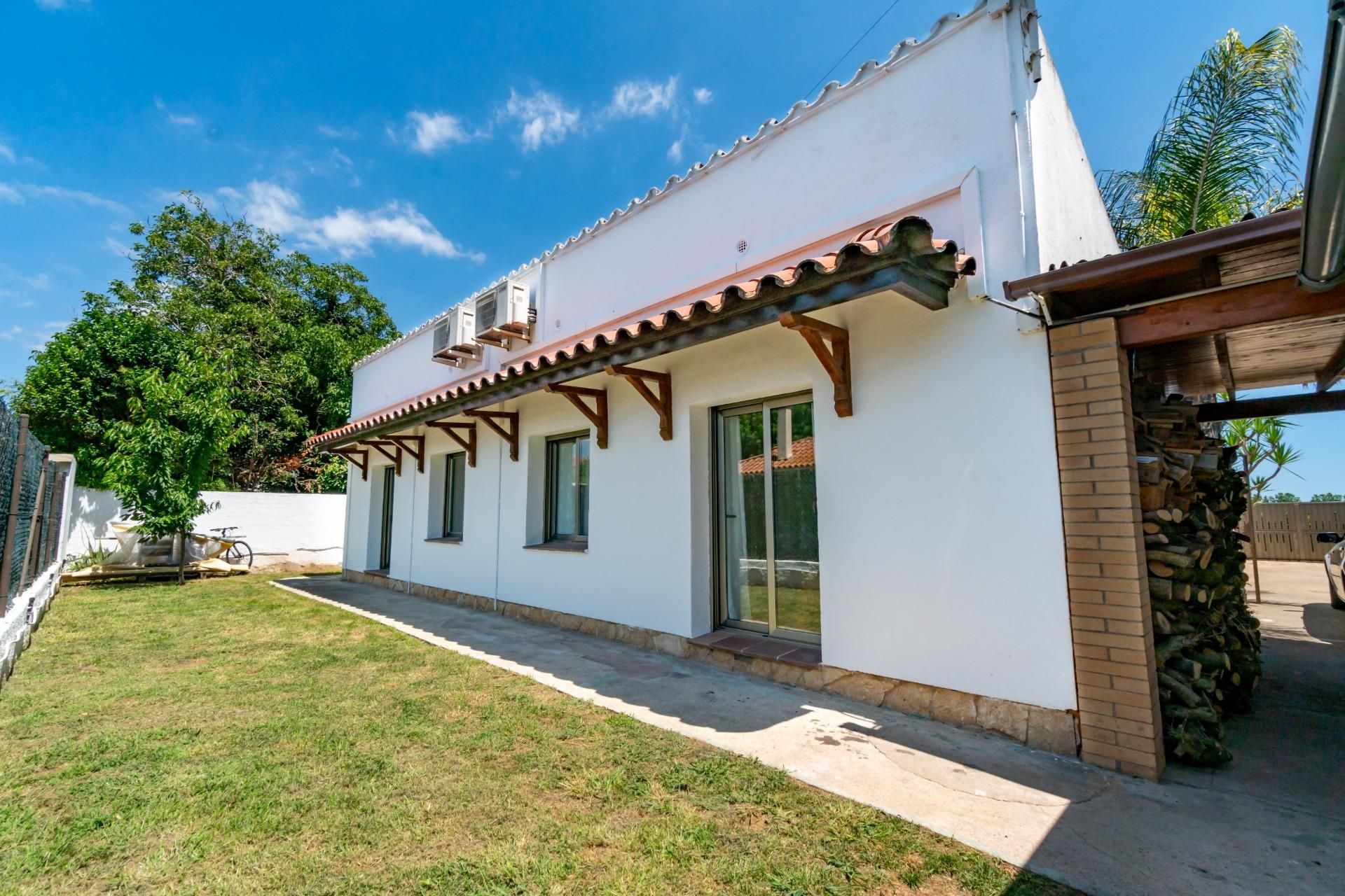 Vista exterior de Casa o xalet en venda en Sant Pere Pescador amb Terrassa