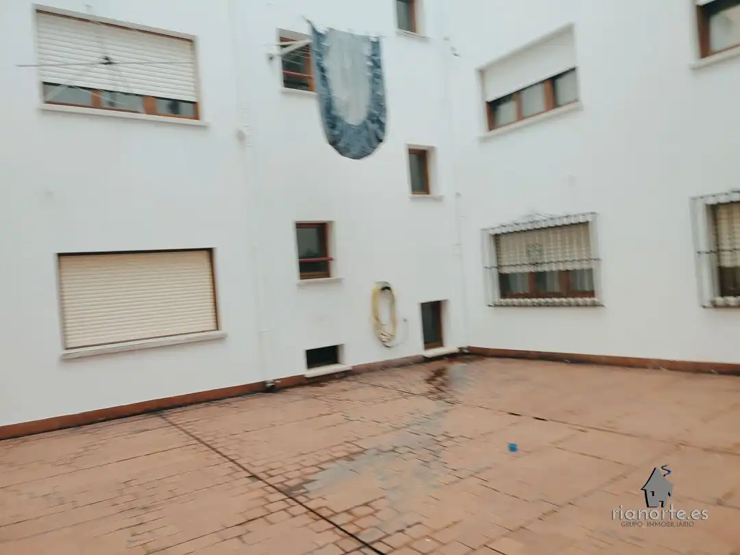 Vista exterior de Pis en venda en San Martín del Rey Aurelio amb Calefacció i Moblat