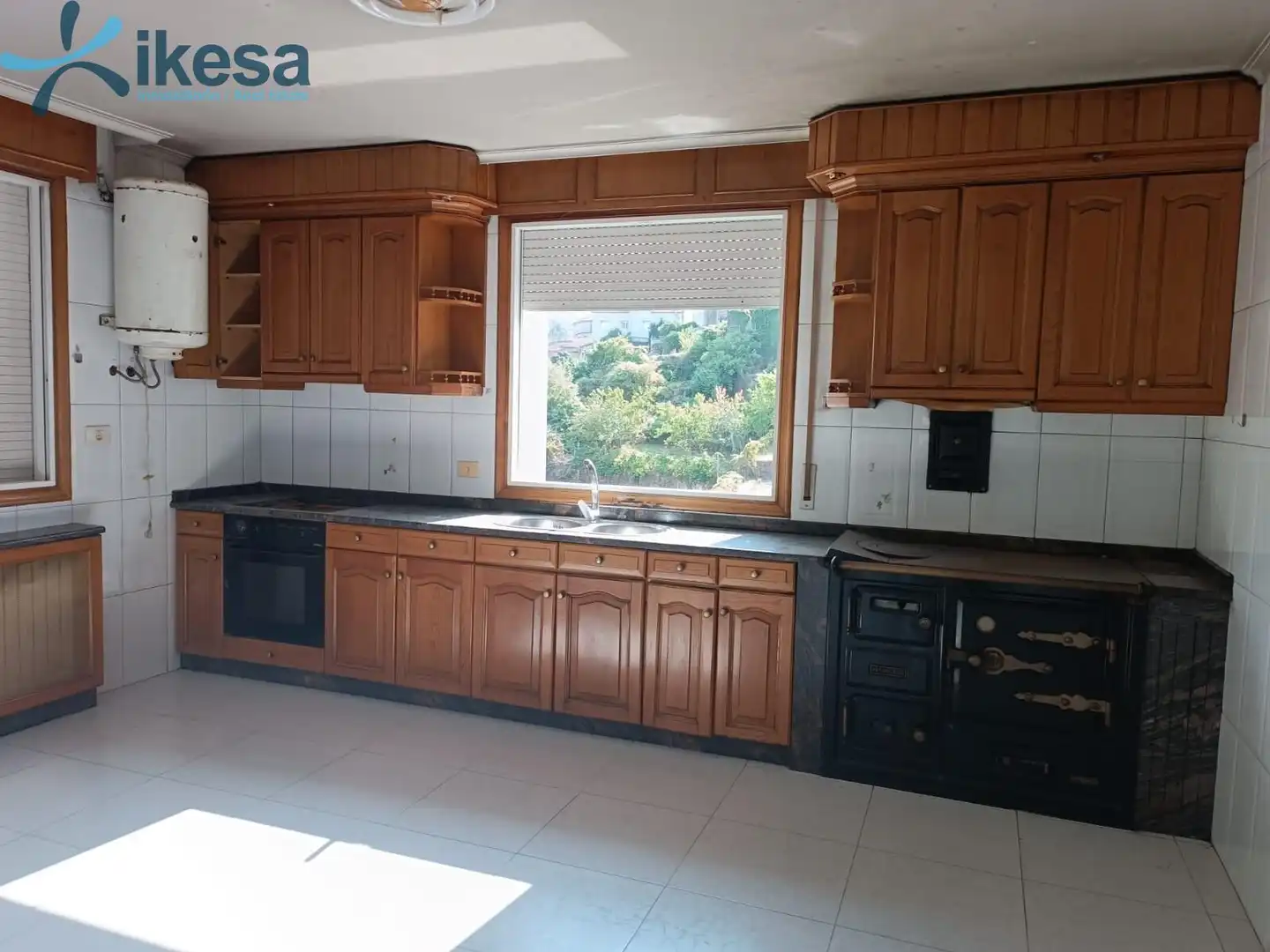 Cuina de Casa o xalet en venda en Entrimo amb Jardí privat