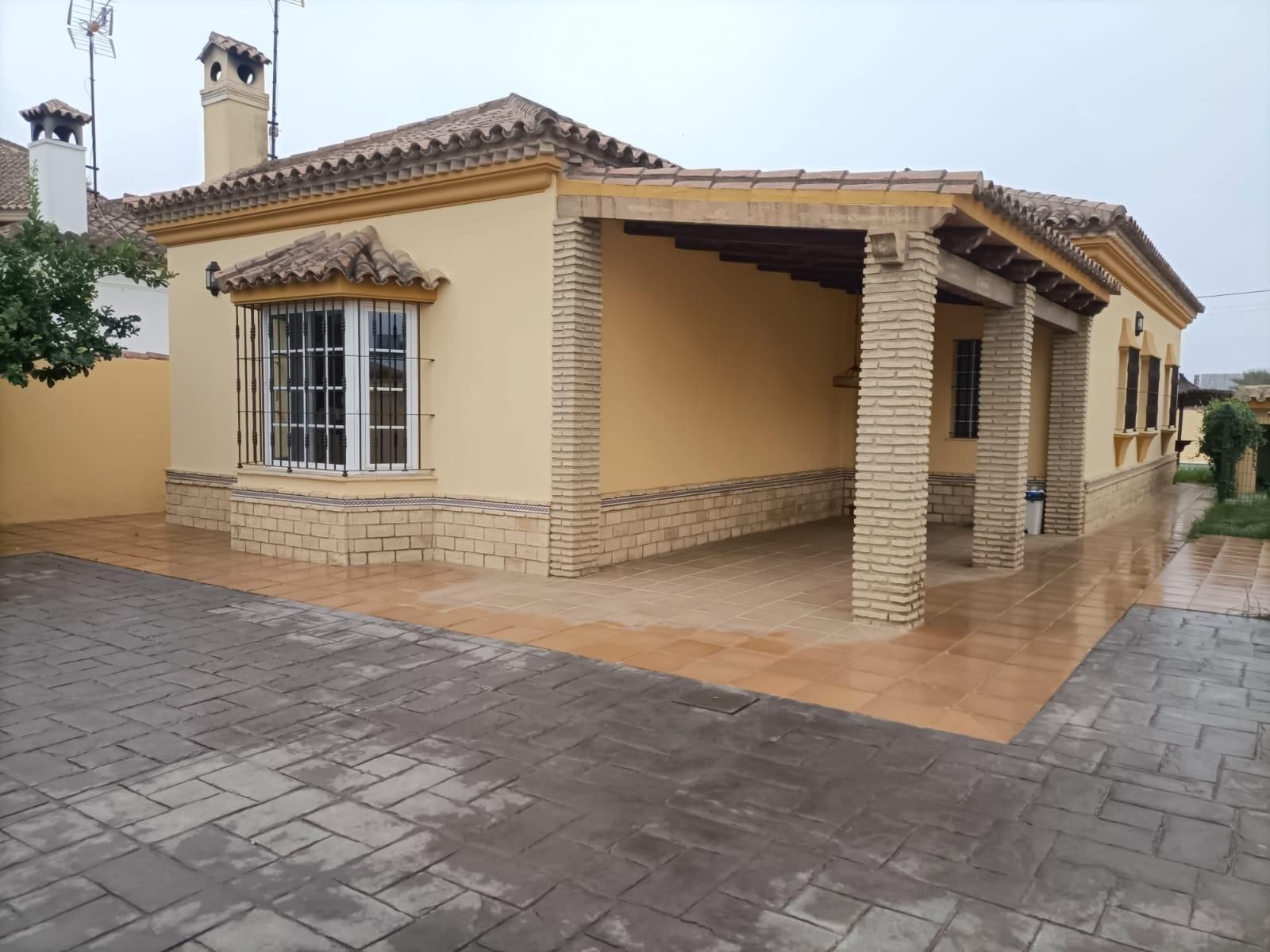 Vista exterior de Casa o xalet en venda en Chiclana de la Frontera amb Aire condicionat, Jardí privat i Traster