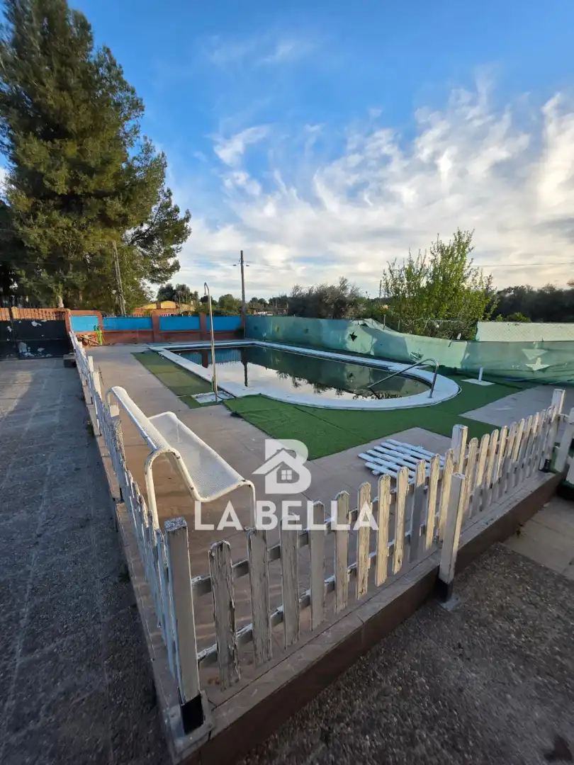 Piscina de Casa o xalet en venda en Coria del Río amb Aire condicionat, Jardí privat i Traster
