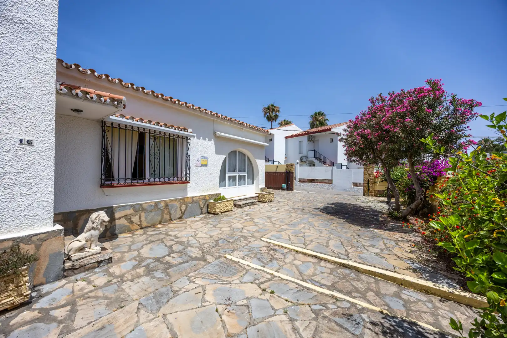 Vista exterior de Casa o chalet en venta en Manilva con Aire acondicionado, Jardín privado y Terraza