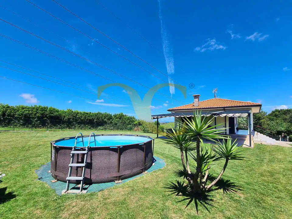 Piscina de Casa o xalet en venda en Gijón  amb Calefacció, Jardí privat i Terrassa