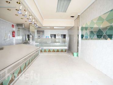Local comercial en venda a Cl. Puentelarra .