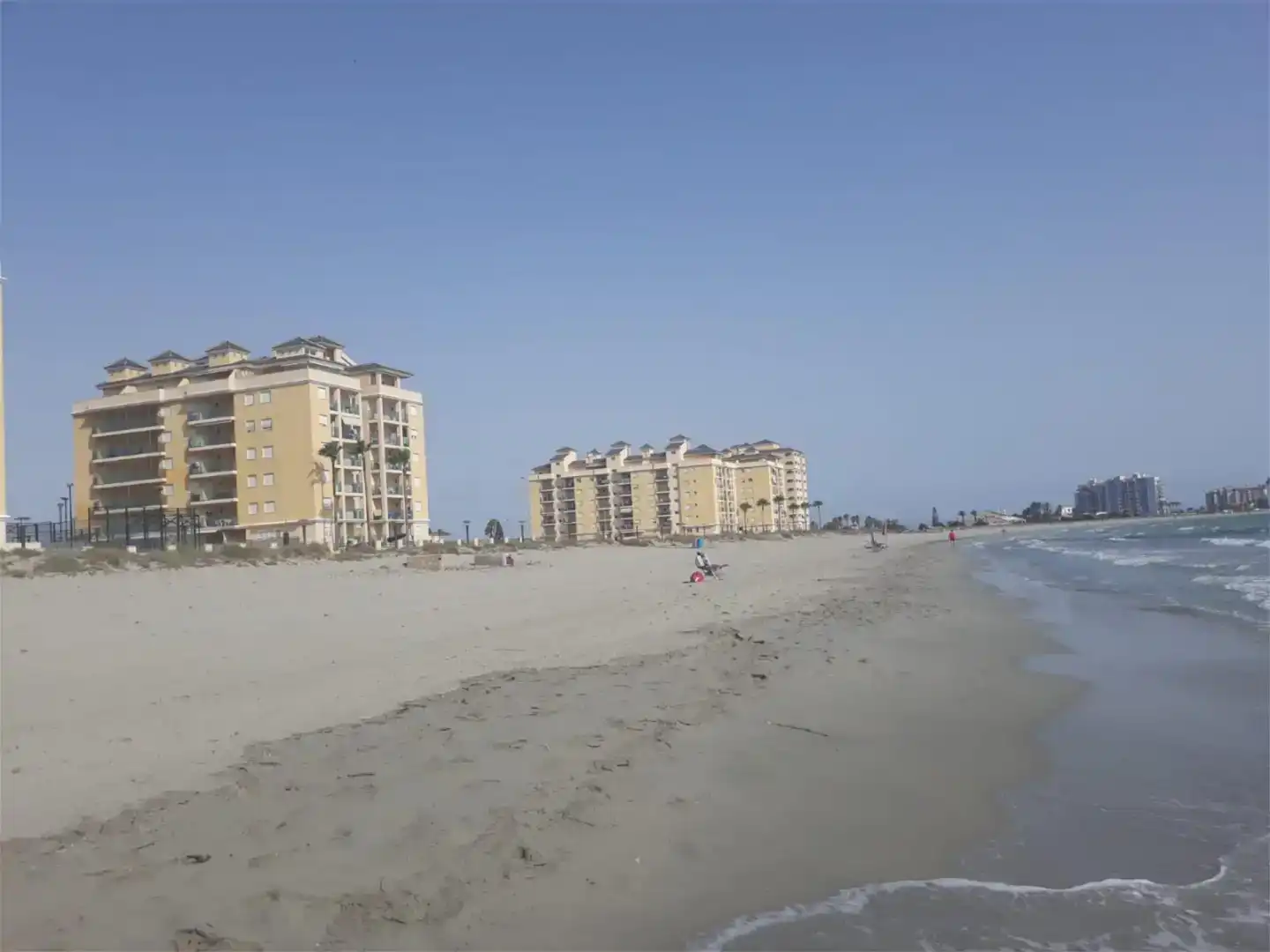 Vista exterior de Pis de lloguer en La Manga del Mar Menor amb Aire condicionat, Jardí privat i Piscina