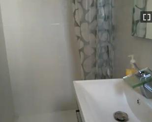 Bathroom of Flat to rent in  Madrid Capital  with Air Conditioner and Balcony