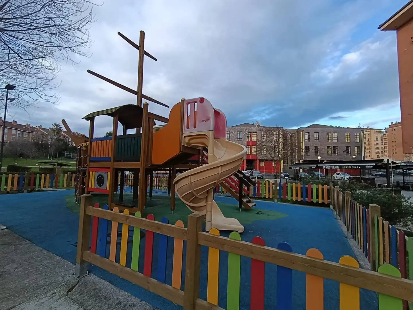 Vista exterior de Apartament en venda en Avilés amb Calefacció, Traster i Balcó
