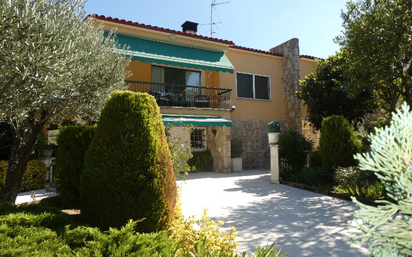 Vista exterior de Casa o xalet en venda en Vilanova del Vallès amb Aire condicionat, Terrassa i Piscina