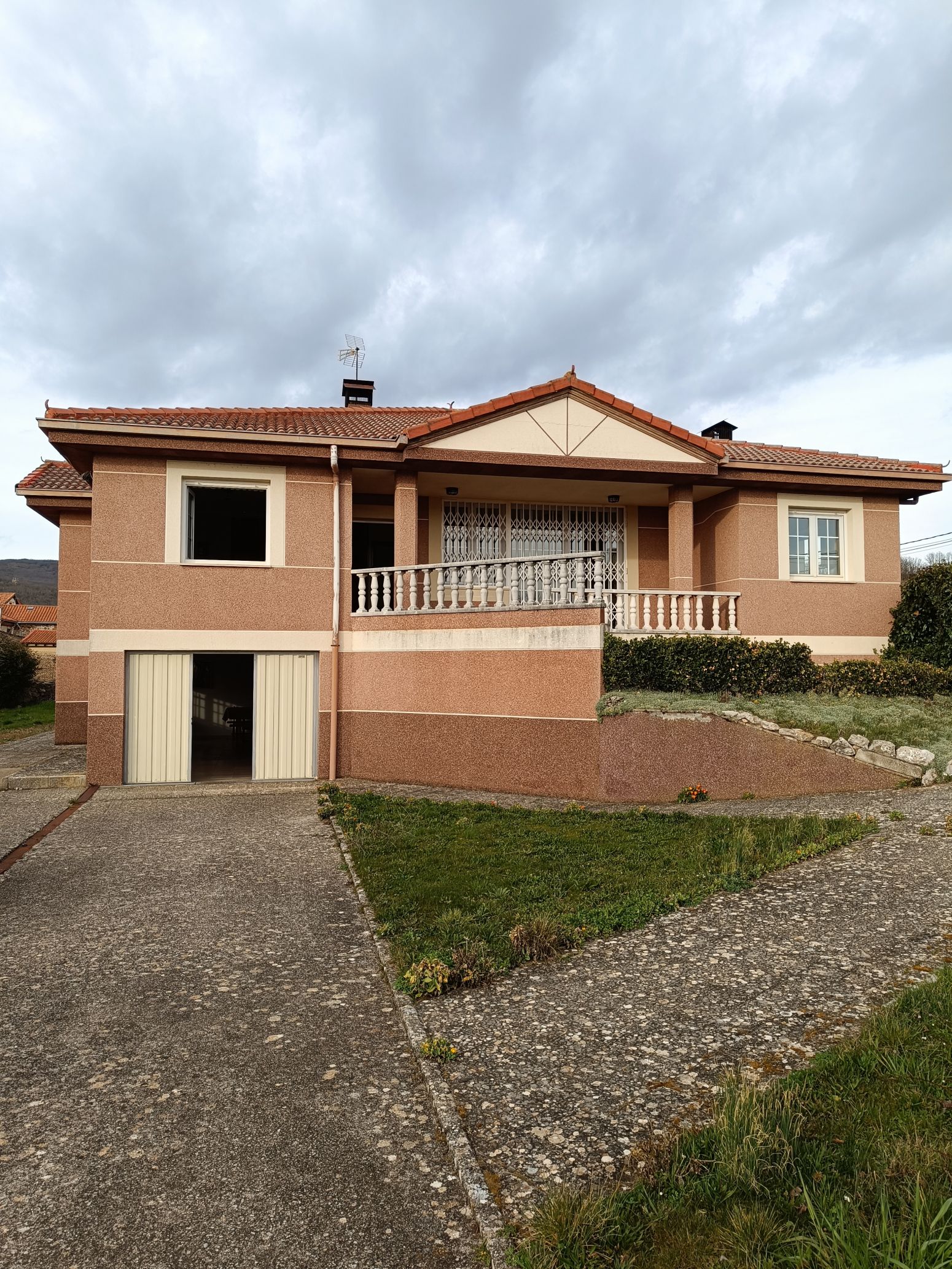 Vista exterior de Casa o xalet en venda en Aguilar de Campoo amb Calefacció i Terrassa