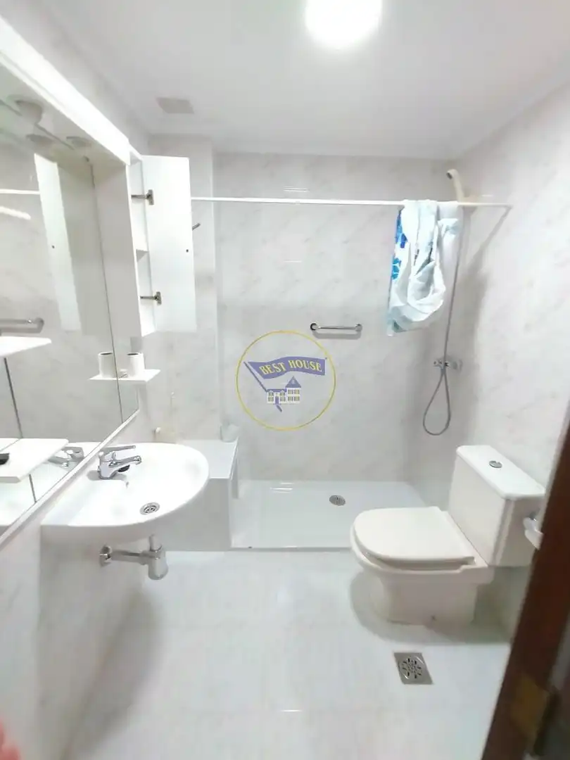 Bathroom of Flat for rent in Vigo   with Heating, Parquet flooring and Furnished