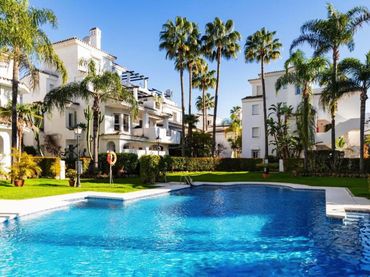 Baixos amb piscina en venda a Nueva Andalucía