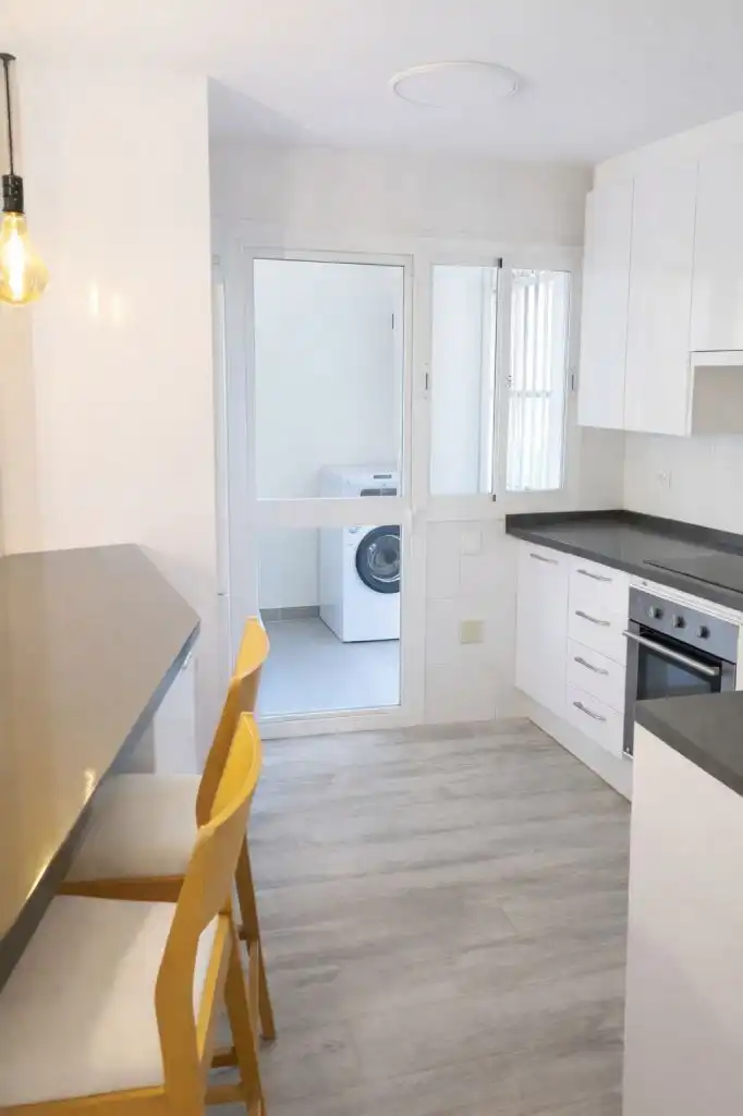 Cuina de Apartament de lloguer en Marbella amb Aire condicionat, Calefacció i Jardí privat