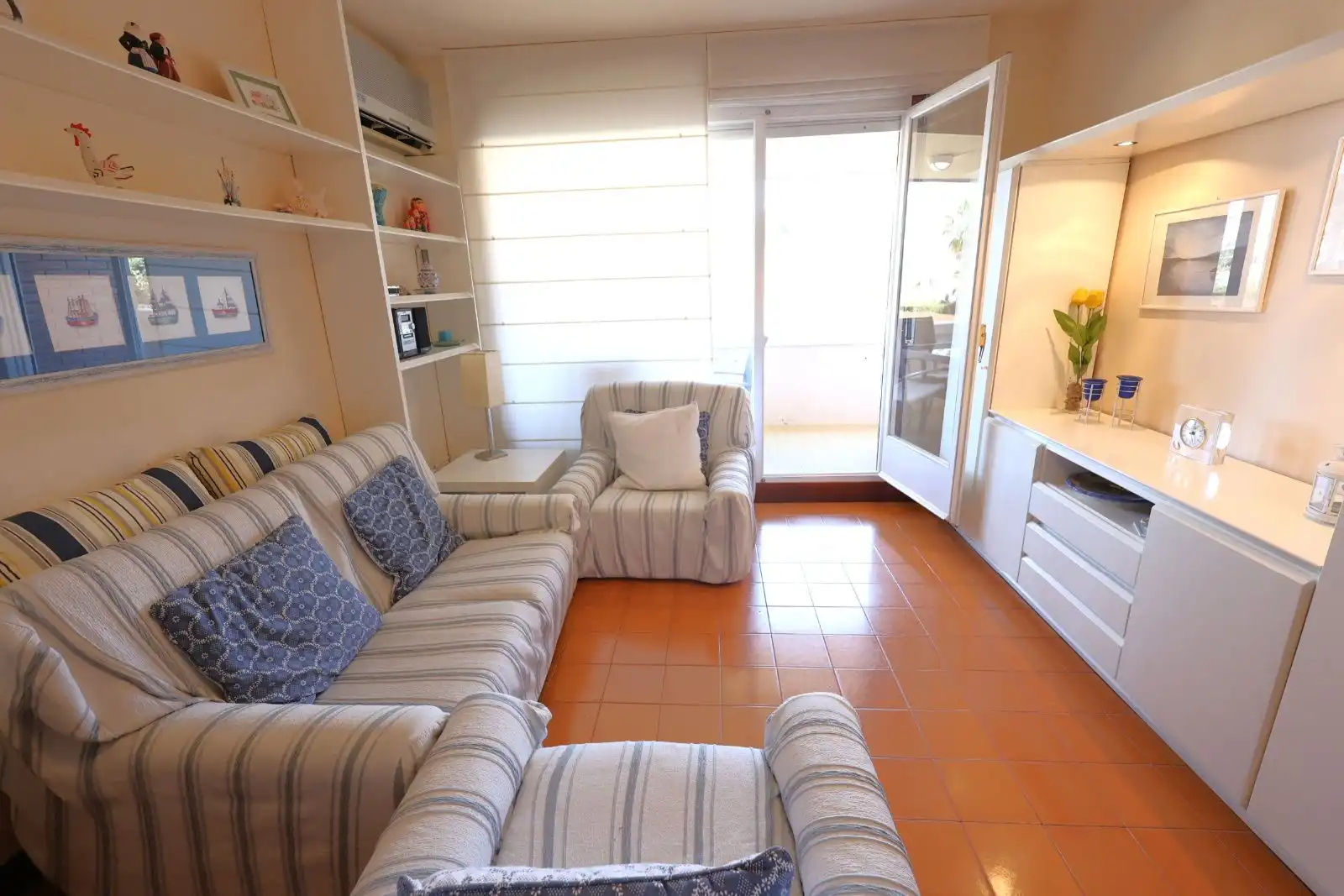 Living room of Flat for sale in El Vendrell  with Air Conditioner, Terrace and Furnished