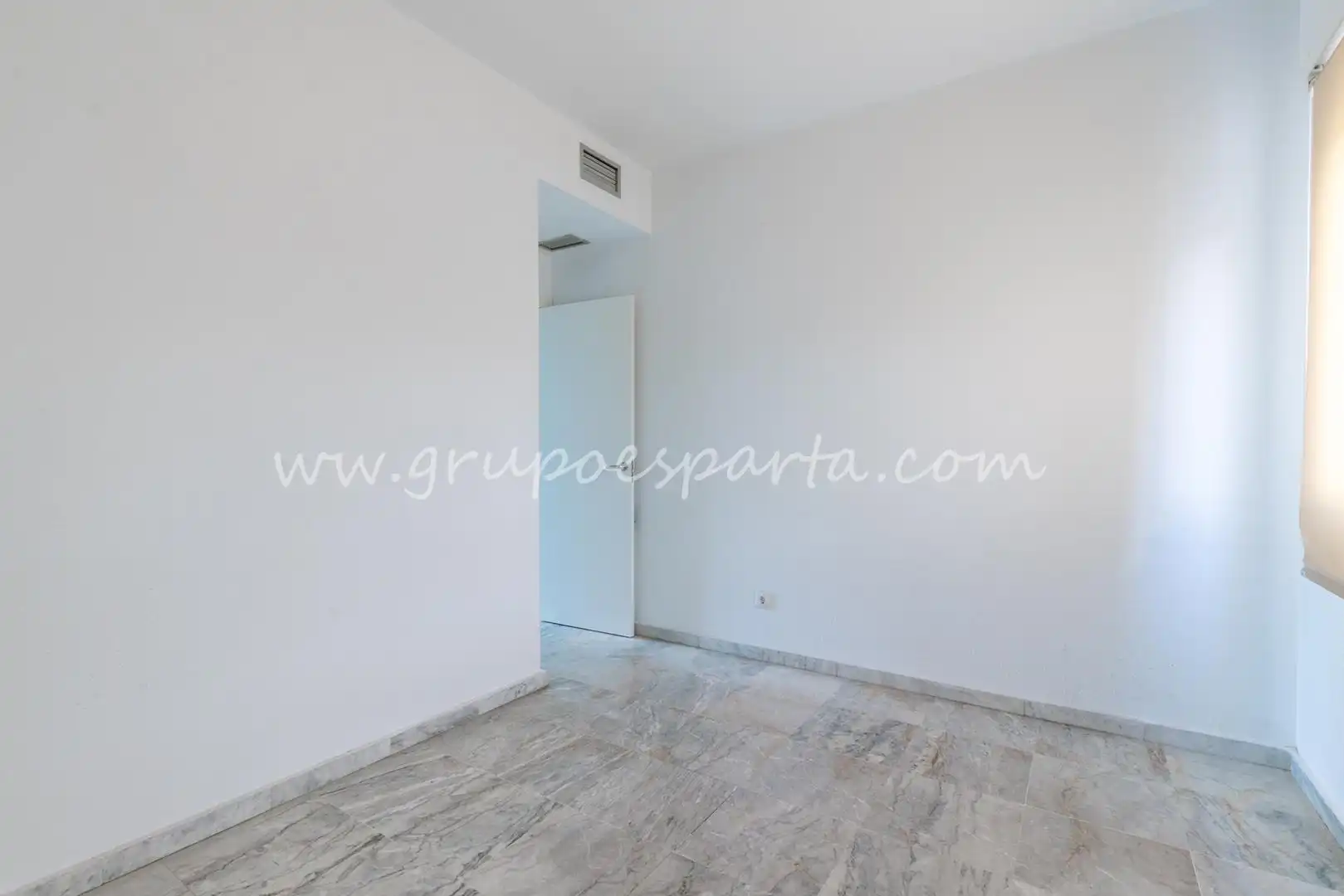 Flat for sale in Sevilla  with Air Conditioner and Balcony