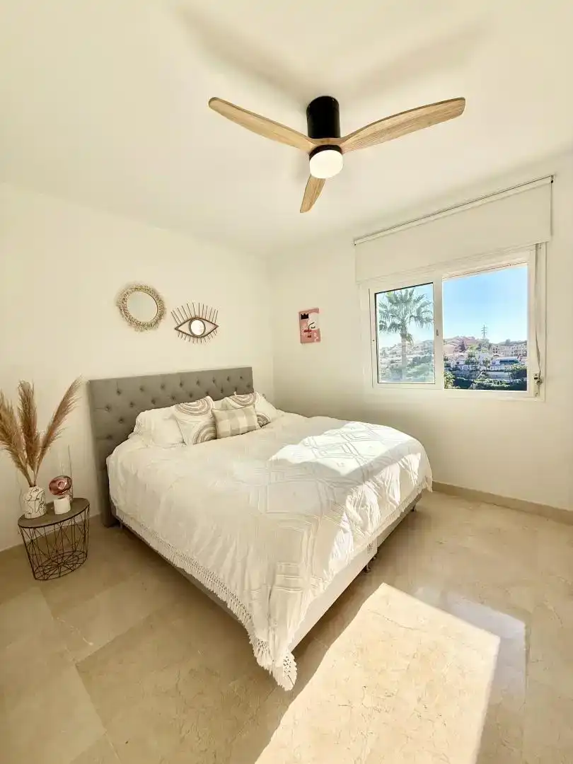 Dormitori de Casa o xalet en venda en Mijas amb Aire condicionat, Piscina i Balcó