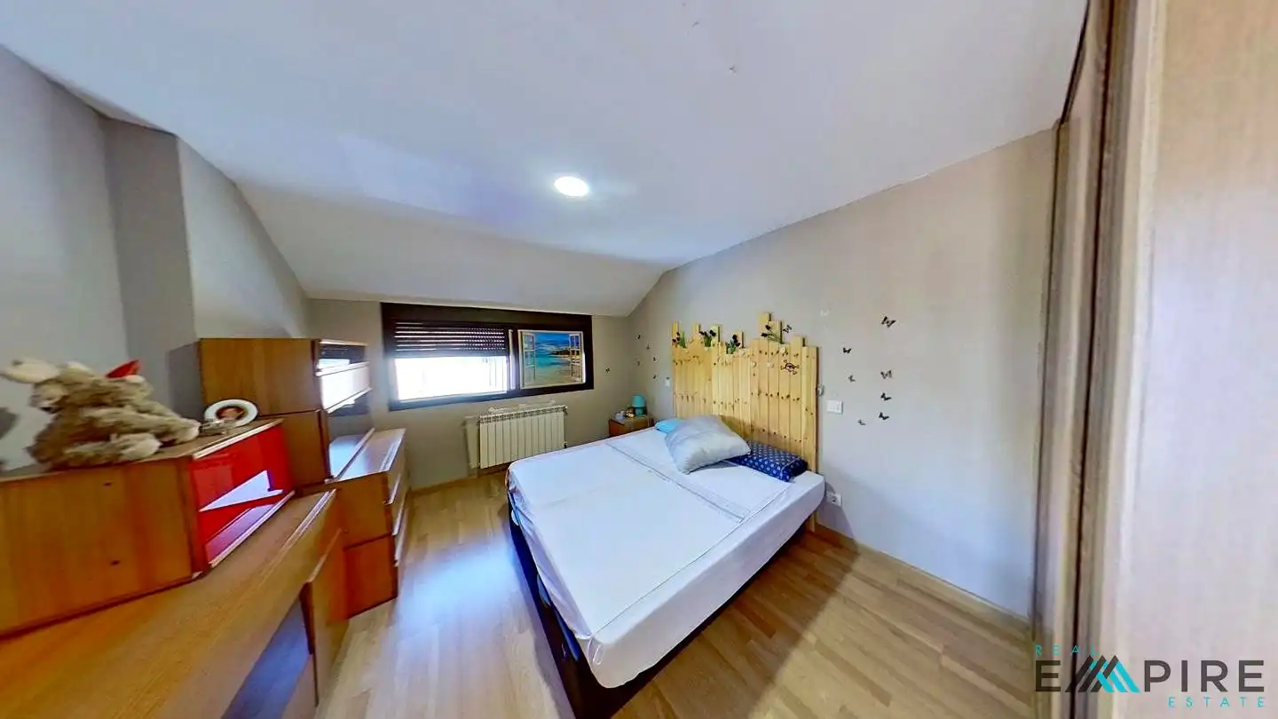 Dormitori de Casa adosada en venda en Noez amb Calefacció i Jardí privat