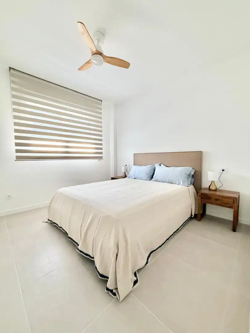 Habitación de Apartamento de alquiler en Estepona con Aire acondicionado, Terraza y Amueblado
