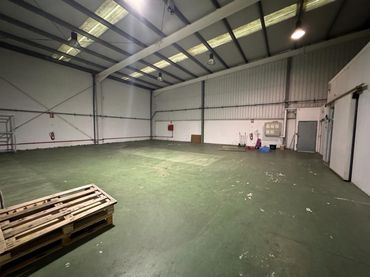 Industrial building to rent in Centro
