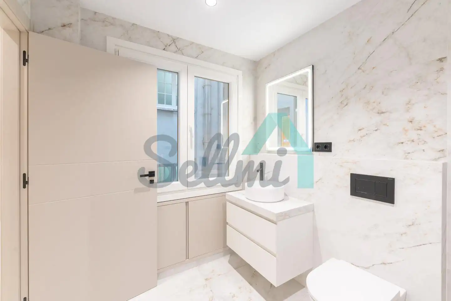 Baño de Piso en venta en Oviedo  con Calefacción, Trastero y Balcón