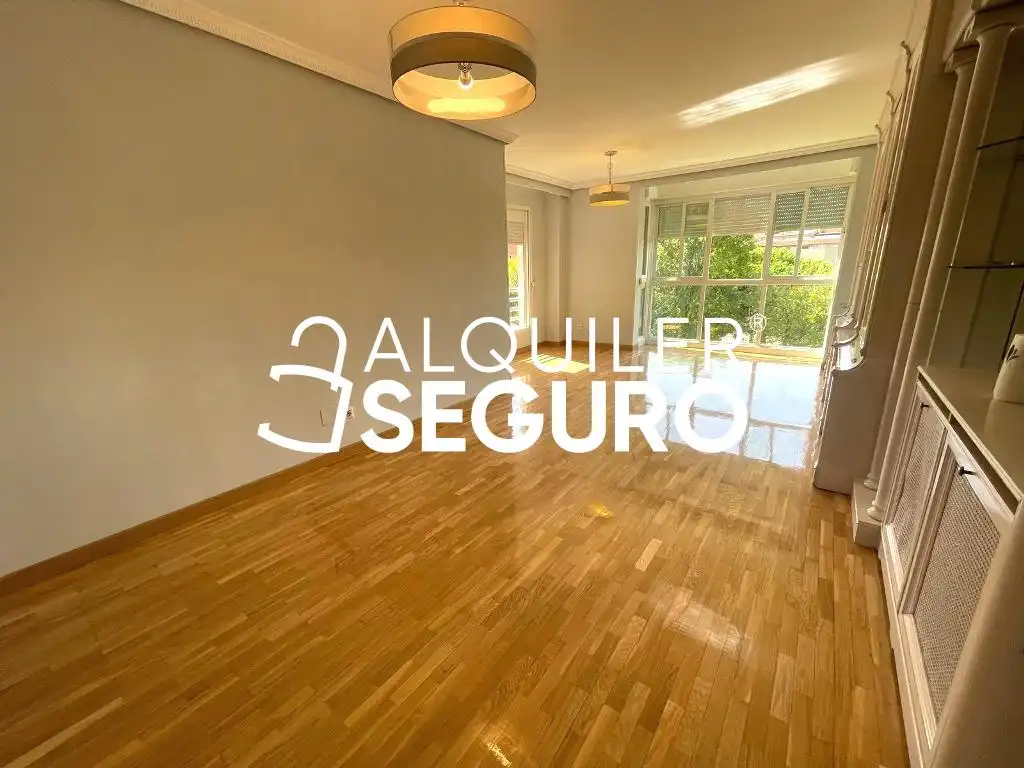 Vista exterior de Piso de alquiler en Madrid con Calefacción y Piscina
