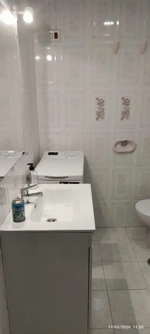 Baño de Apartamento de alquiler en Torremolinos con Aire acondicionado, Amueblado y Microondas