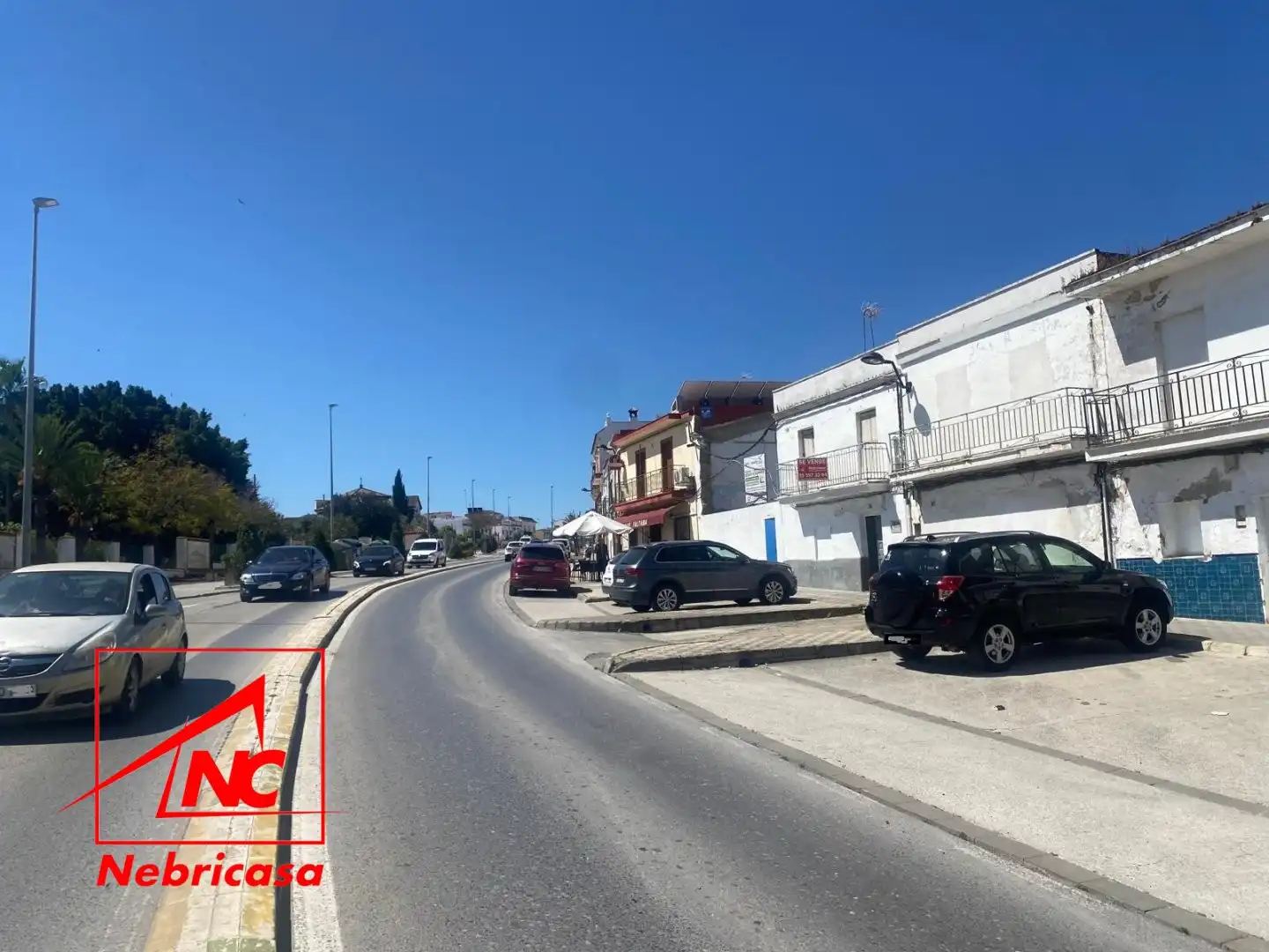 Vista exterior de Casa o xalet en venda en Las Cabezas de San Juan amb Terrassa i Balcó
