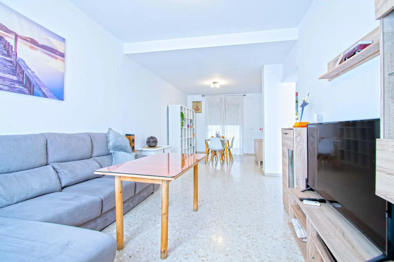 Wohnzimmer von Einfamilien-Reihenhaus zum Verkauf in Bormujos mit Klimaanlage und Terrasse