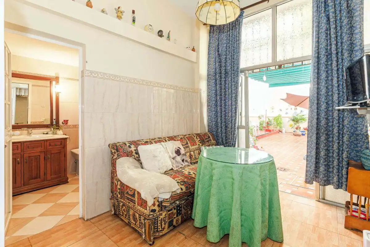 Sala d'estar de Casa adosada en venda en Sevilla amb Aire condicionat, Calefacció i Jardí privat